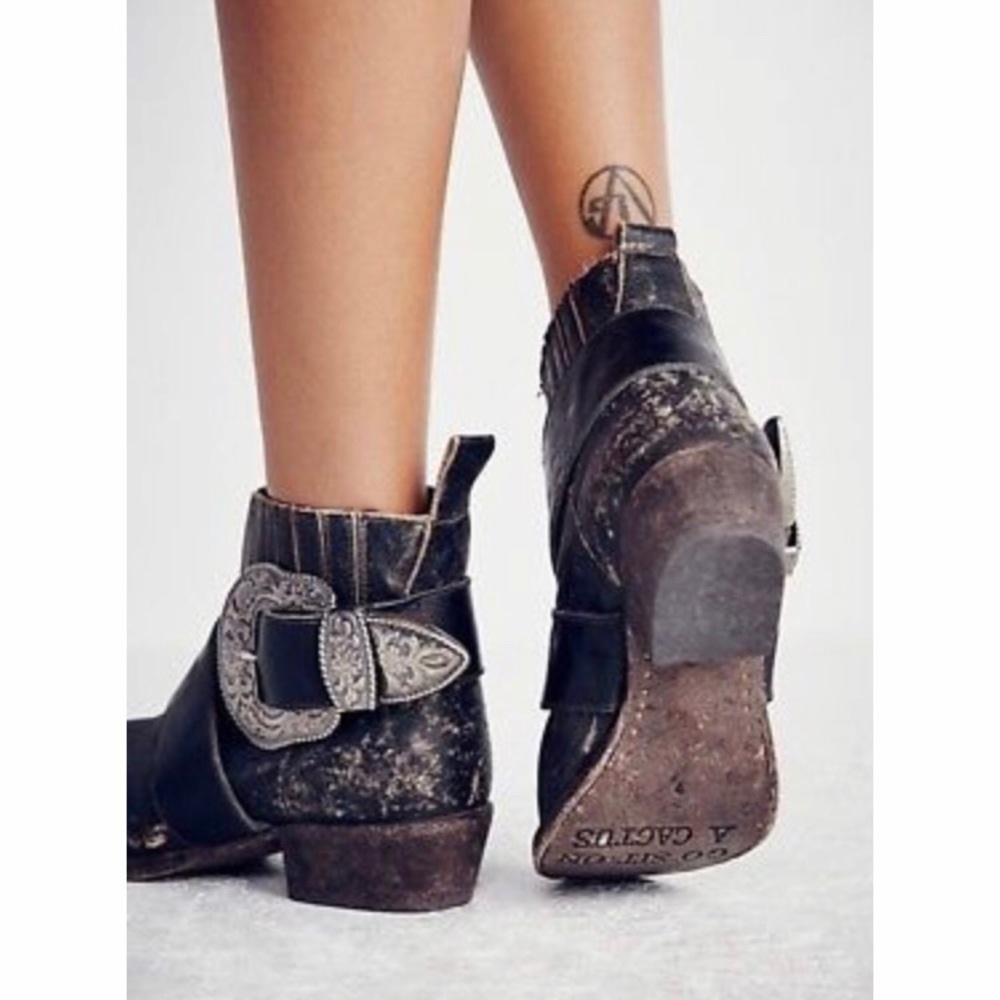 *ISO THESE BOOTS size 8**does anyone have these